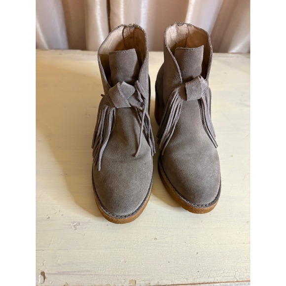 UGG Women's Size 5 / Youth Size 3 Suede Back Zip Ankle Boots with Fringe Tassel - Picture 1 of 8